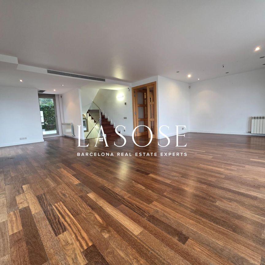 264m² Triplex to rent in Sarrià, Barcelona with terrace - Photo 1