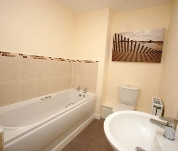 3 bedroom flat to rent - Photo 6