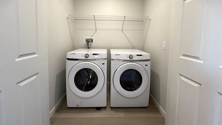 Modern 3 Bed Main Floor With In Suite Laundry - Photo 4