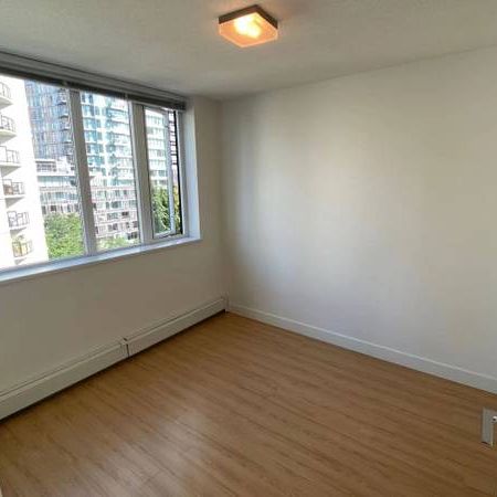 Downtown 1 Bedroom + 1 Den at The Rolston! Parking included! - Photo 1