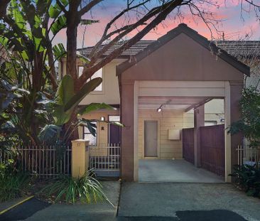 Stylishly Renovated Modern Terrace With Access to Resort Style Facilities - Photo 2