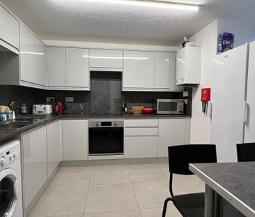 5 bedroom end of terrace house to rent - Photo 1