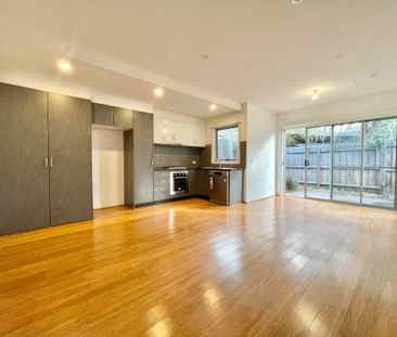 MODERN STYLISH 2 BEDROOM TOWNHOUSE - Photo 1