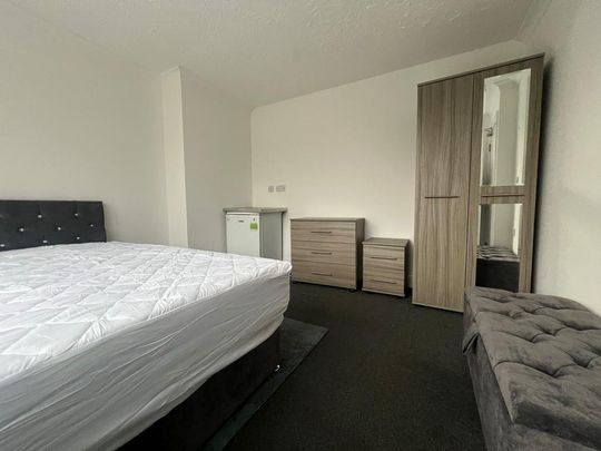 1 bedroom in a house share to rent - Photo 1