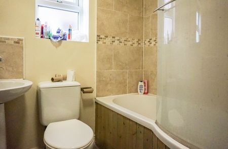 2 Bedrooms Broomfield Crescent - Photo 3