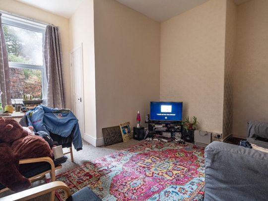 2 bedroom ground floor flat to rent - Photo 1