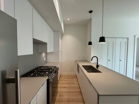 5th Floor Condo in Upper Montrose Building - Photo 2