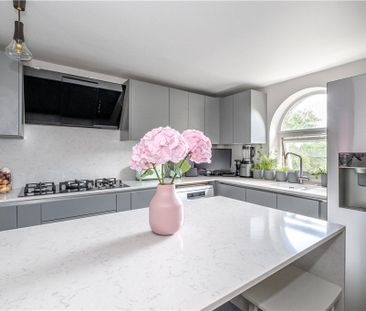 Flat to rent - Shooters Hill Road, London, SE3 - Photo 1