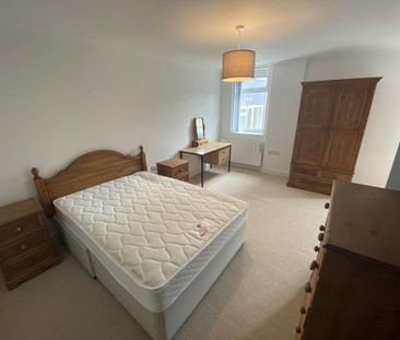 4 bedroom flat to rent - Photo 2