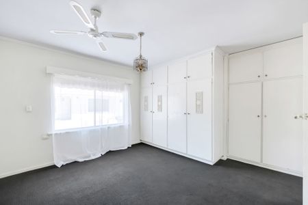 Spacious 2 bedroom unit close to City and Norwood. - Photo 4