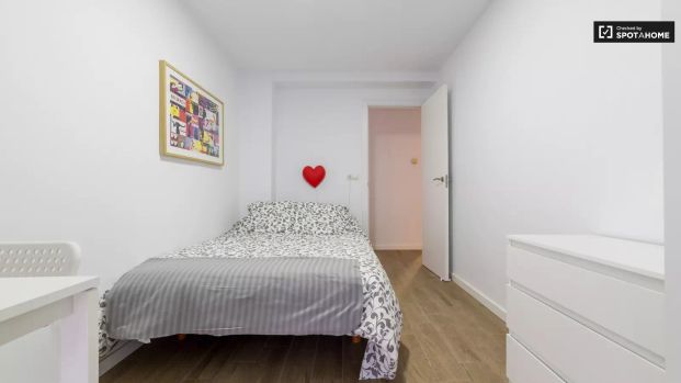 Modern room in 5-bedroom apartment in L'Eixample - Photo 1