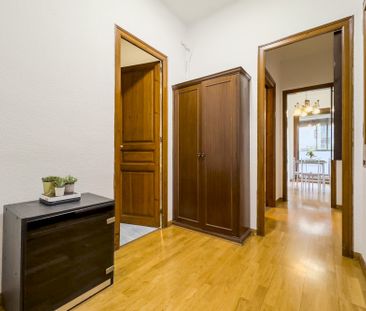 Spacious room with balcony, double bed and air conditioning in Gracia - Photo 6