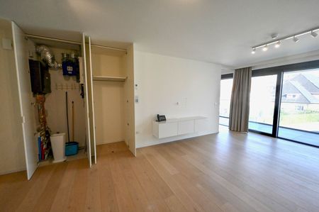 ONGEMEUBELD: SERVICEFLAT: Lichtrijk 1-slaapkamer appartement nabij de Konings & Lippenslaan in de Residentie Cypres. - Foto 2