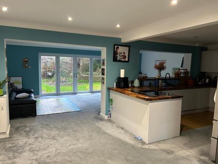 1 bedroom in a house share to rent - Photo 2