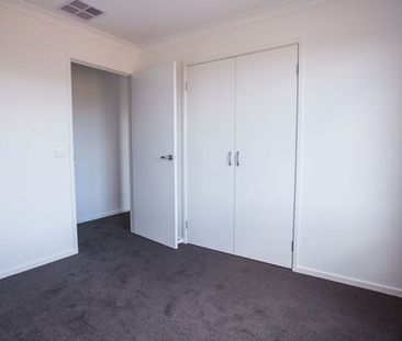 LARGE MODERN FAMILY HOME - Photo 4