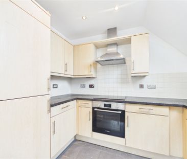 2 bedroom Flat in London Road, Ascot - Photo 3