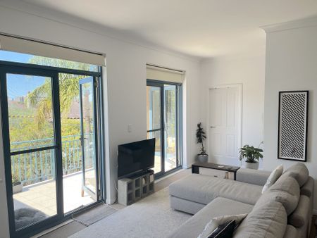 Stunning Top Floor Pet Friendly Apartment - Photo 2