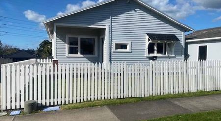 3 BEDROOM (PLUS SMALL OFFICE), 1 BATHROOM FAMILY HOME IN A GREAT LOCATION - Photo 2
