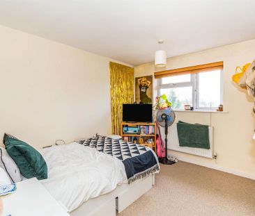 4 bedroom semi-detached house to rent - Photo 4