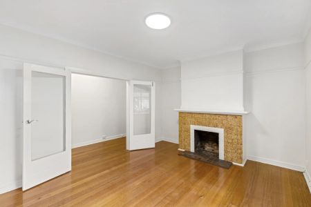 Charming Renovated Two-Bedroom Apartment in Prime St Kilda Location - Photo 5