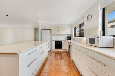 Single Level Family Home - Water & Electricity Included - Photo 4