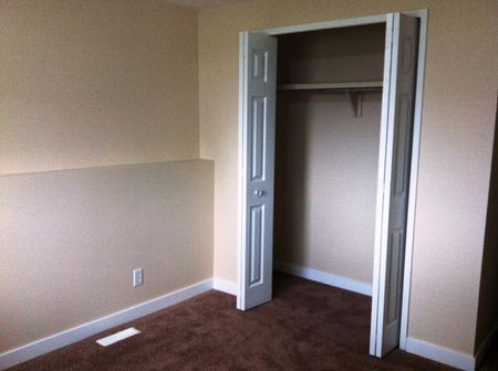 Amazing Find in Red Deer! 3 Bedrooms, 1 Bath!! - Photo 3