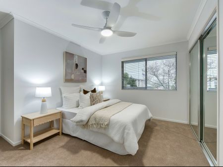 Freshly Updated 2 Bedroom Apartment In Prime Stafford Location. Walk To Shops And School - Photo 2