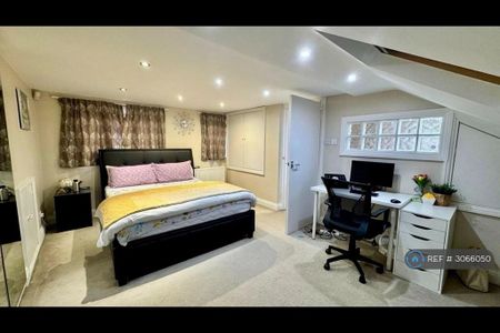 4 bedroom terraced house to rent - Photo 5