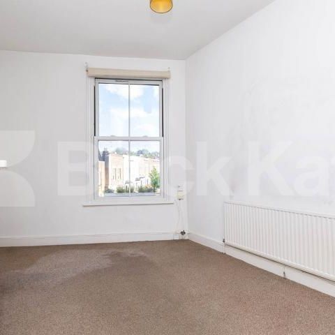 Located off the high street a 1 bedroom property close to Arsenal Station - Photo 1