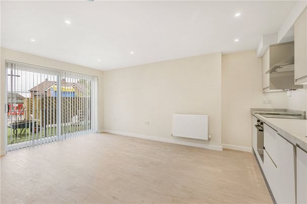 A newly built modern apartment situated on the ground floor in this popular south Oxfordshire location with a private patio. Ideally located for access to the A34, central Abingdon, Oxford and Didcot for train links. - Photo 1