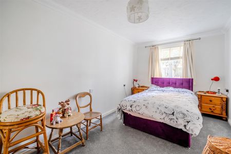 Mountbatten Lodge, Farnham - Photo 3