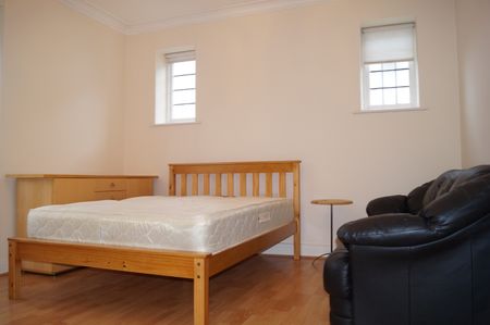 3 Bed Flat, Golders Court, NW11 - Photo 2