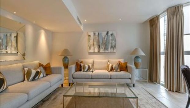 Three Bedroom Flat to rent in London - Photo 1