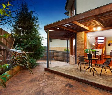 Modern Townhouse With Great Views! - Photo 1