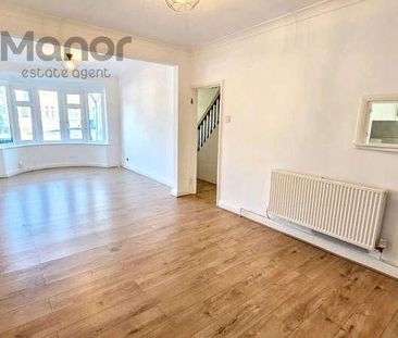 Rushden Gardens, Clayhall, IG5 - Photo 3