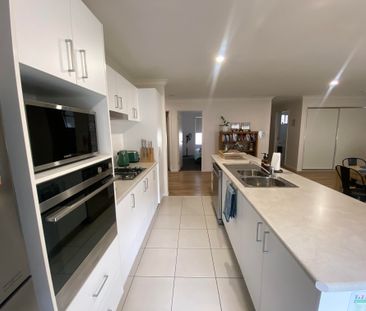 60 Royce Crescent, LAVINGTON NSW 2641 - Photo 2