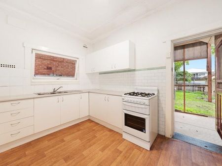 LARGE RESIDENCE BATHED IN PERIOD ART DECO FEATURES! - Photo 4