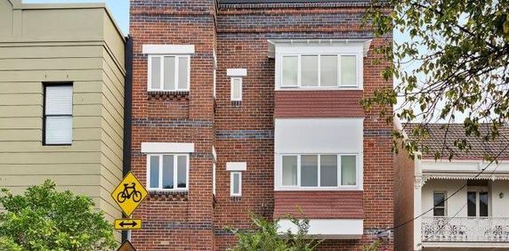 TOP FLOOR STUDIO APARTMENT! - Photo 2