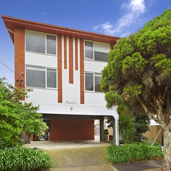 RENOVATED, BRIGHT AND SPACIOUS APARTMENT WITH 2 PARKING LOTS! - Photo 1