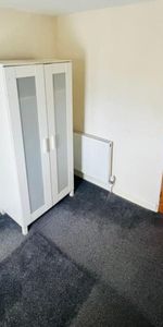 1 bedroom in a flat share to rent - Photo 3