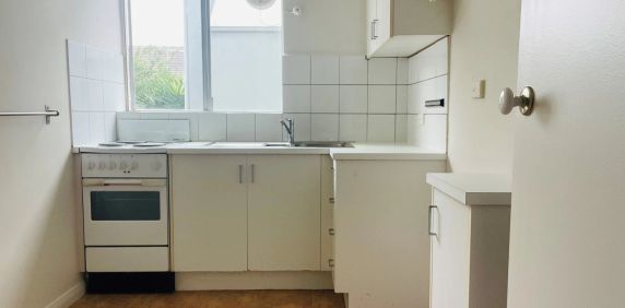 LIGHT, BREEZY AND SECURE APARTMENT - Photo 2