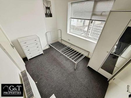 Maypole Hill, Halesowen, B63 - Photo 2