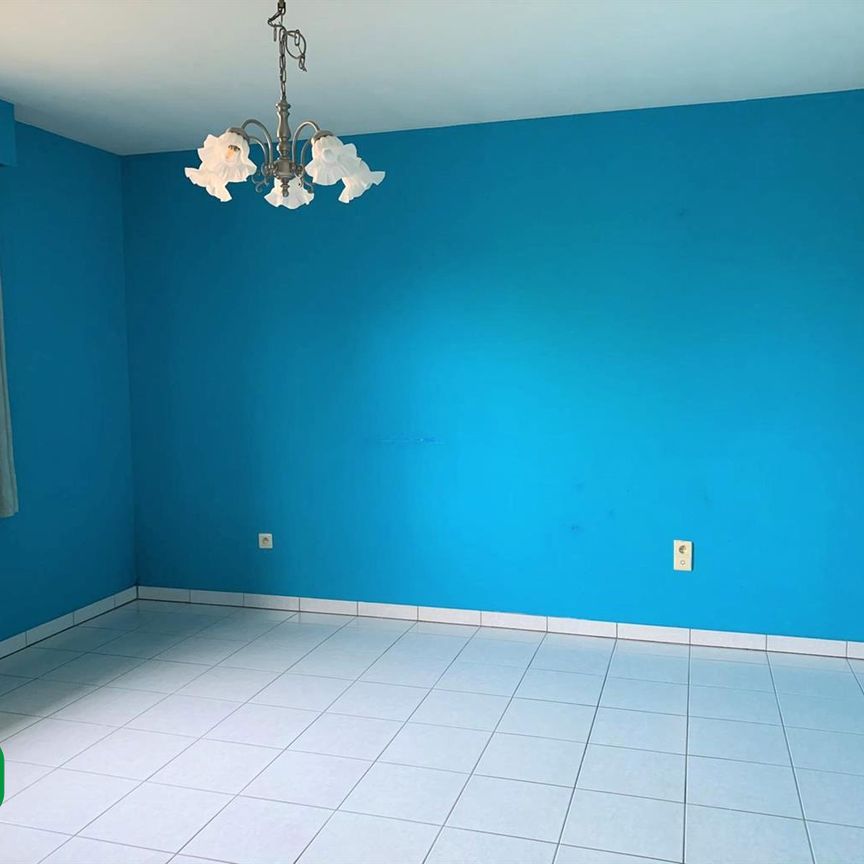 Ruim twee-slaapkamerappartement met terras en autostaanplaats in het centrum van Geel. - Photo 1