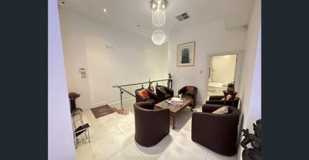 242A Rundle Street: Penthouse-Style Living in 3-Bed Apartment - Photo 2