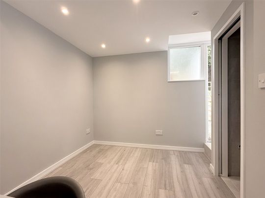 Skyfield Manor, West End Lane - Photo 1