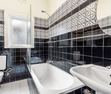 Spacious Top Floor Two Bedroom Apartment - Photo 6