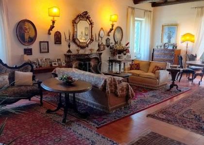 Ardeatina-Divino Amore: Quiet, charming rustic villa, big and well-curated garden, 3 beds, 1 study, 3 baths, living room, kitchen, with terraces , AC and parking space. Ref 2322