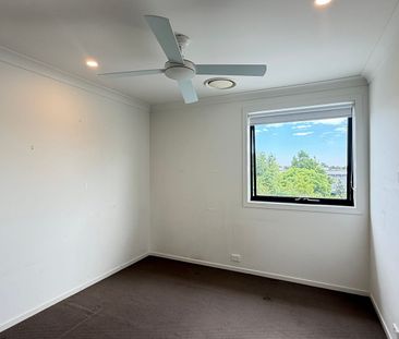 Large & Modern three bedroom Family Home! - Photo 2