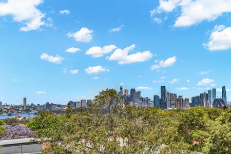 Light Filled & Renovated with Shimmering City Skyline & Harbour Views - Photo 3