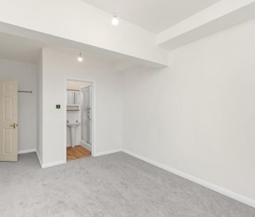 4 bedroom end of terrace house to rent - Photo 1
